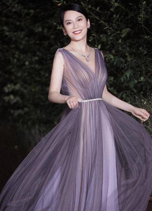 49岁俞飞鸿至今还单身?"纱光裙"下秀身姿,这谁招架得住?