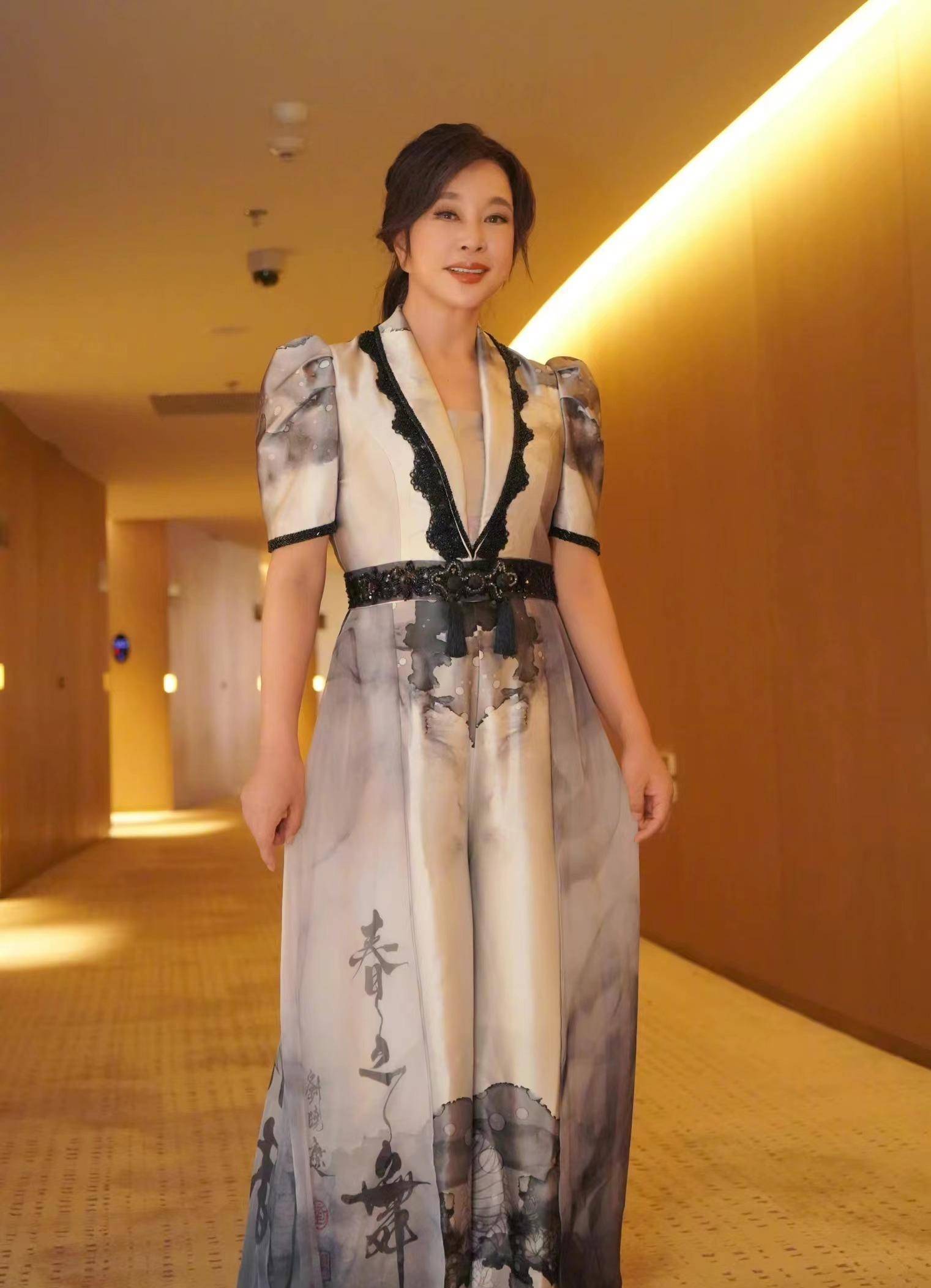 70岁刘晓庆抹身材裙走红毯,勒出副乳太尴尬_显得_设计_长裙