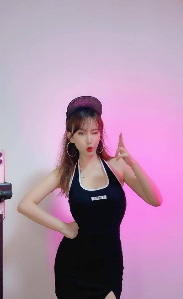 《七十二家房客》伍姑娘扮演者何雨桐,性感的她被誉为柳岩第二_观众