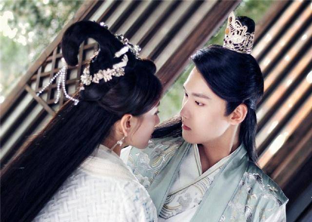 《双世宠妃2》的主演仍旧是邢昭林和梁洁,只是剧情上与上次大不相同