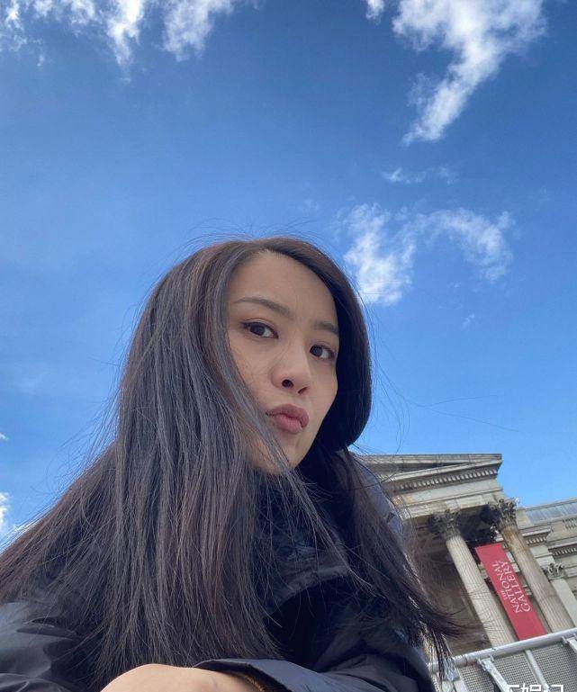 陈法拉享受与女儿相处的时光 晒女儿白滑四肢形容其是"花高手"!
