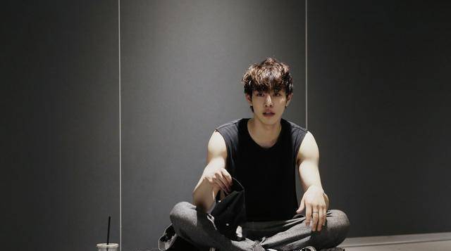 拍摄前疯狂举铁,原来以前就很壮_身材_肌肉_腹肌