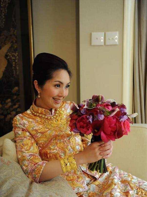 看看人家杨千嬅,莫文蔚,胡杏儿,结婚时穿的就是褂皇,金银线密度高达99