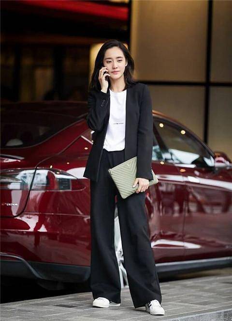 48岁陶虹越来越优雅,穿黑t恤搭白西装,简单却不古板_外套_活动_白色