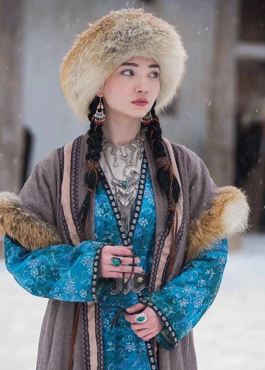 看看哈萨克族传统服饰ootd_帽子_图案_头饰