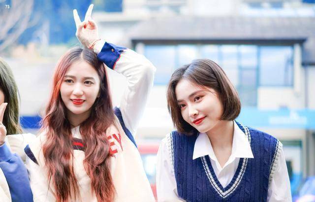 许佳琪吴哲晗发糖,两个漂亮妹妹同框的画面好甜_舞台_cp_表情