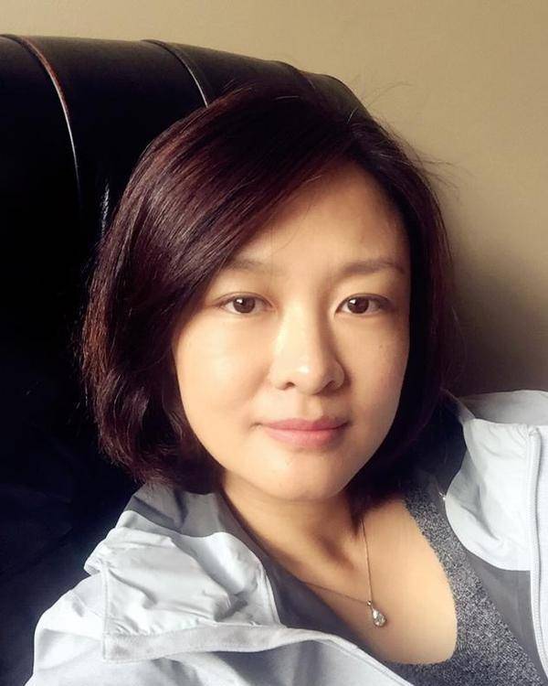 前电视主持人李小萌,老公是谁已成谜,她女儿九岁啦,长相不及妈_家庭