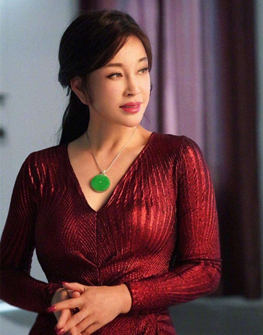 被刘晓庆老年状态惊艳:棒球帽,大卷发,紧身裙,70岁还性感非凡_衣服