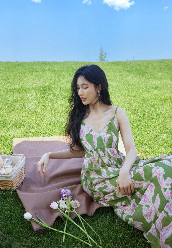 张俪的多巴胺穿搭真特别!