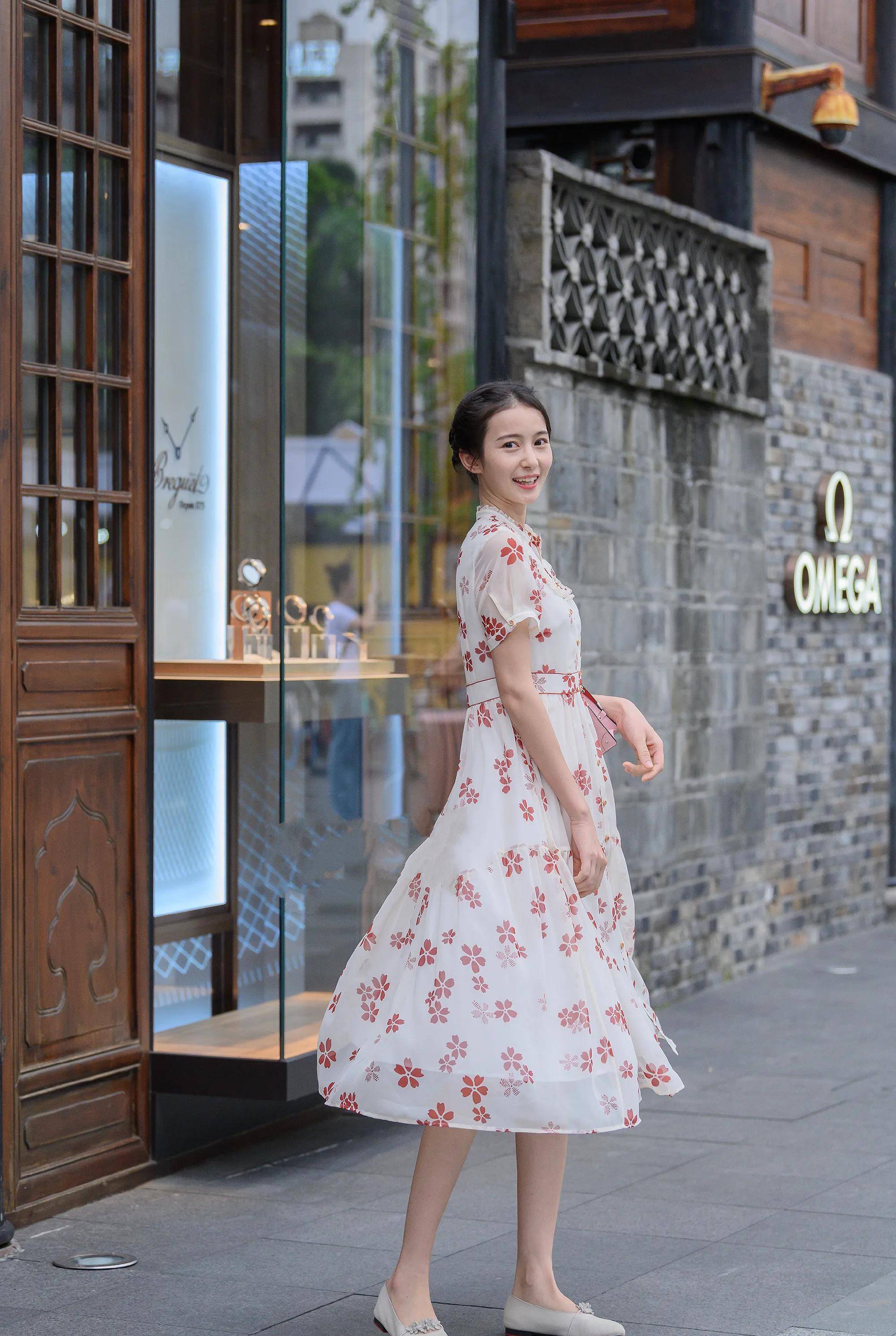 夏天是女人最喜欢的季节之一,这些衣服会让你看起来优雅迷人_连衣裙