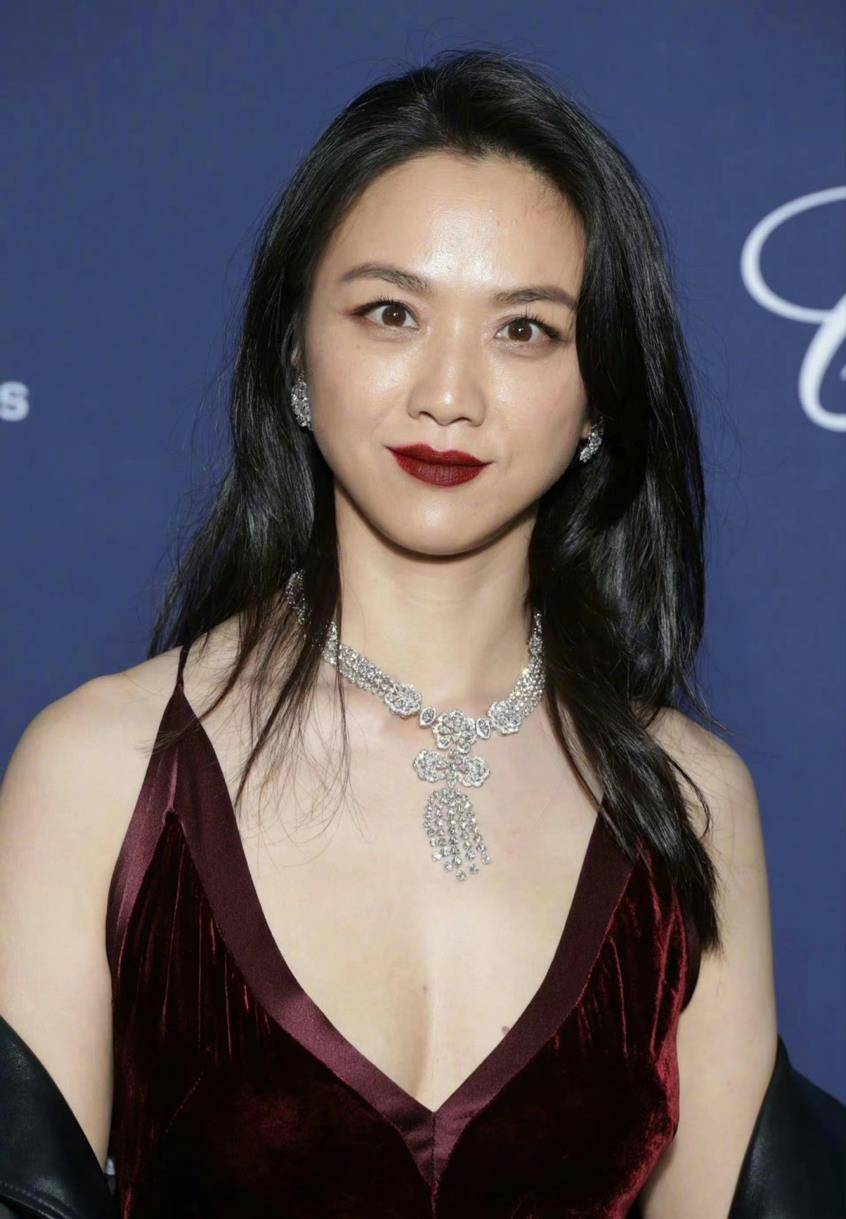 汤唯可以换造型师了,罕见惊艳穿红裙,又被妆发拖累显老还不精致_气质_