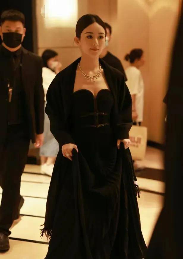 这件黑色抹身材连衣裙紧身合身,将赵丽颖的身材展现得淋漓尽致,不仅给