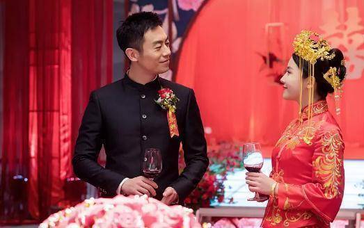 婚礼也是极简风,见过家长之后,慕晚晴竟然把老公刘青扔在婚礼现场回