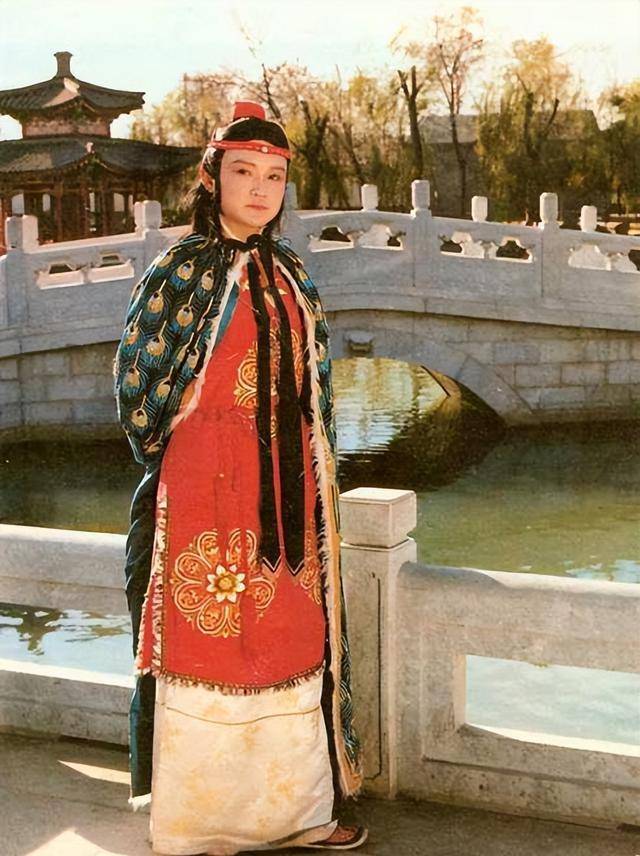 红丝结束,共攒至顶中胎发……下面半露松花撒花绿绫裤腿,锦边弹墨袜