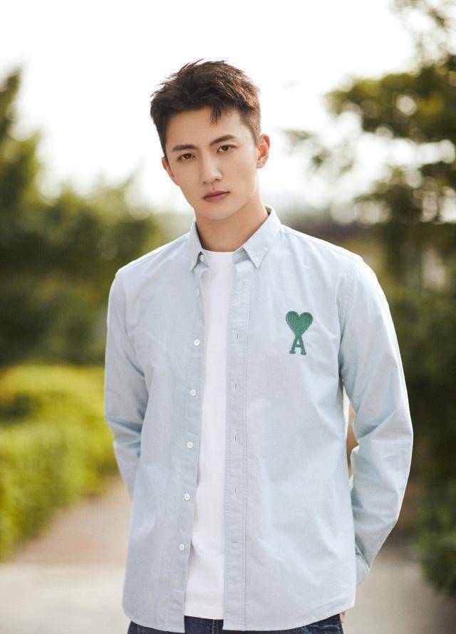 杨仕泽也演过甜宠剧,之前姜贞羽主演的网剧《恋恋江湖》男主宫远修就