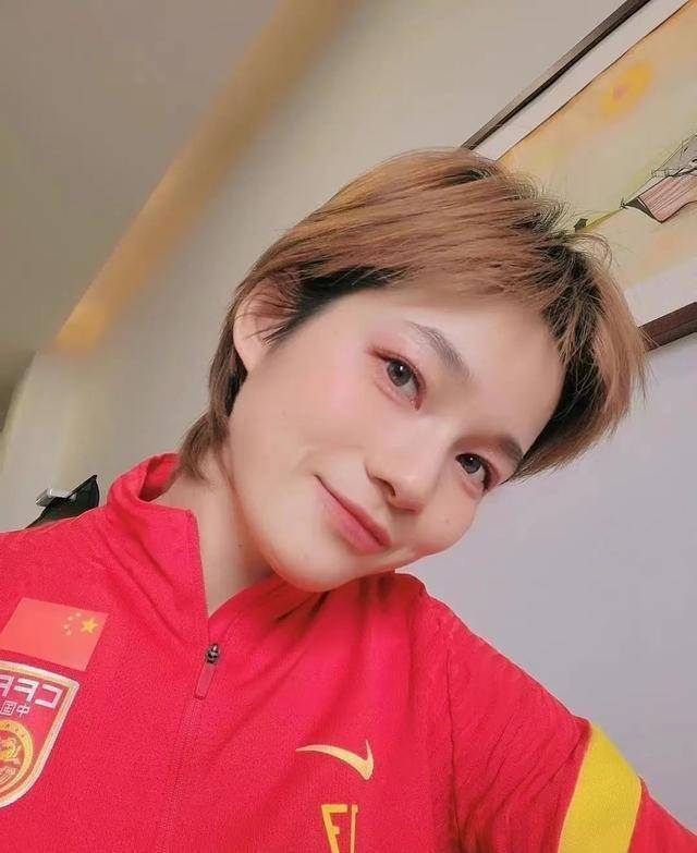 张馨生活照除了精神上的鼓励,儿子的出生也让张馨变得更有责任心,更加