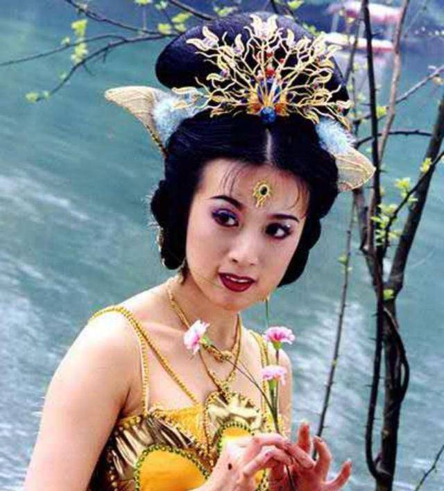 47岁的金巧巧,脸部奇怪变男相,再无往日容颜,这是向蔡明学习?