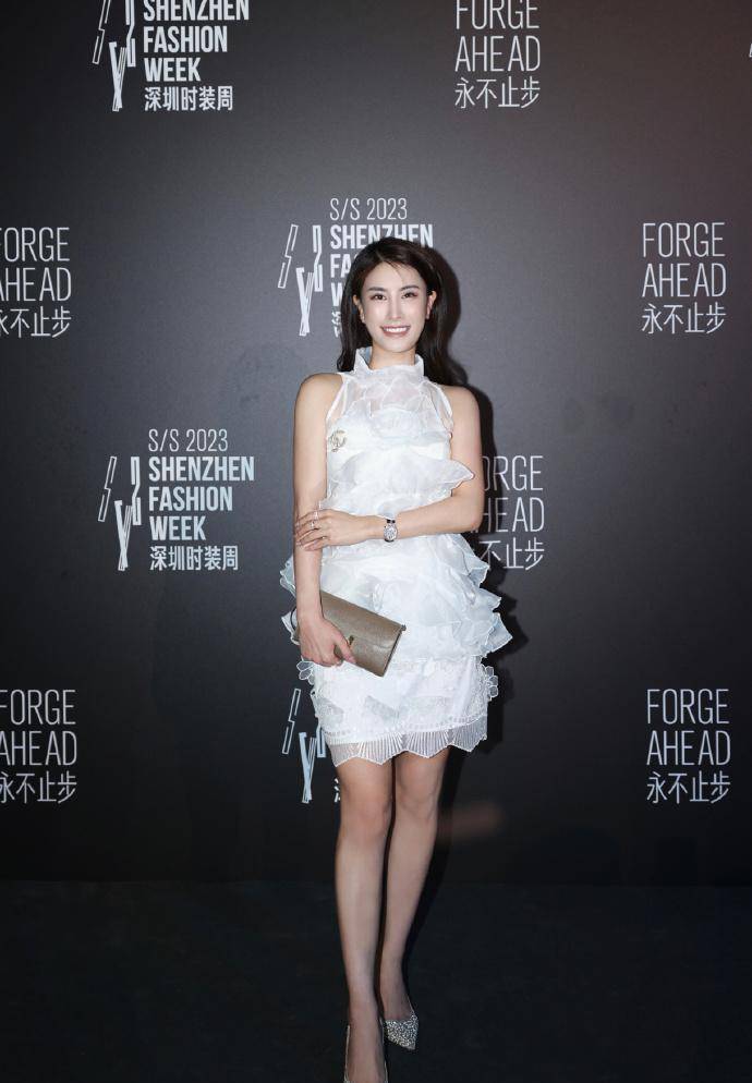 旅游小姐冠军王晓娜晒出了新照片,身穿修身裙子,展现出窈窕时尚的身材