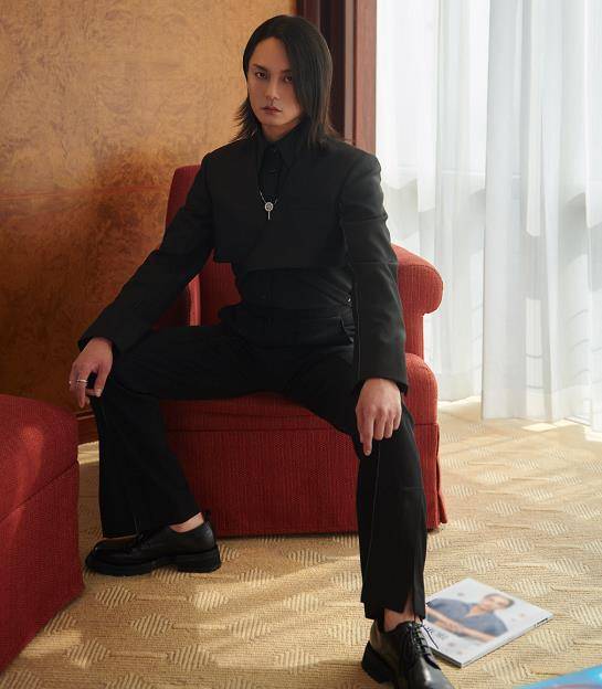 尹正穿"暗黑风"西装很有型,生图却略显沧桑,发际线也挺尴尬_造型_时尚