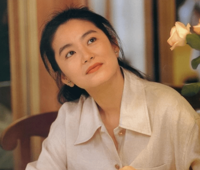 林青霞罕晒近照,穿白衬衣手托腮霸气依旧,懒理邢李10私生子传闻