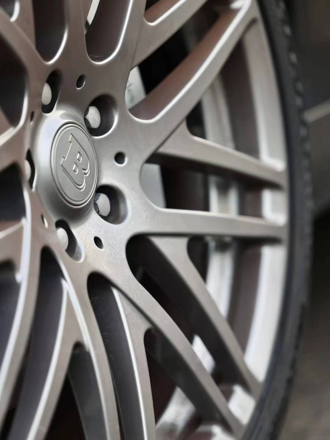 我们在欣赏一组brabus v12 60s,夜幕下的照片!你们喜欢吗?