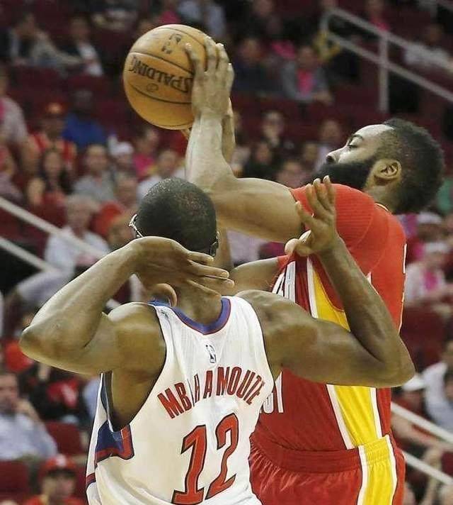 nba再添两个改变规则的球员,碰瓷成哈登法则,垫脚成技犯_比赛_犯规