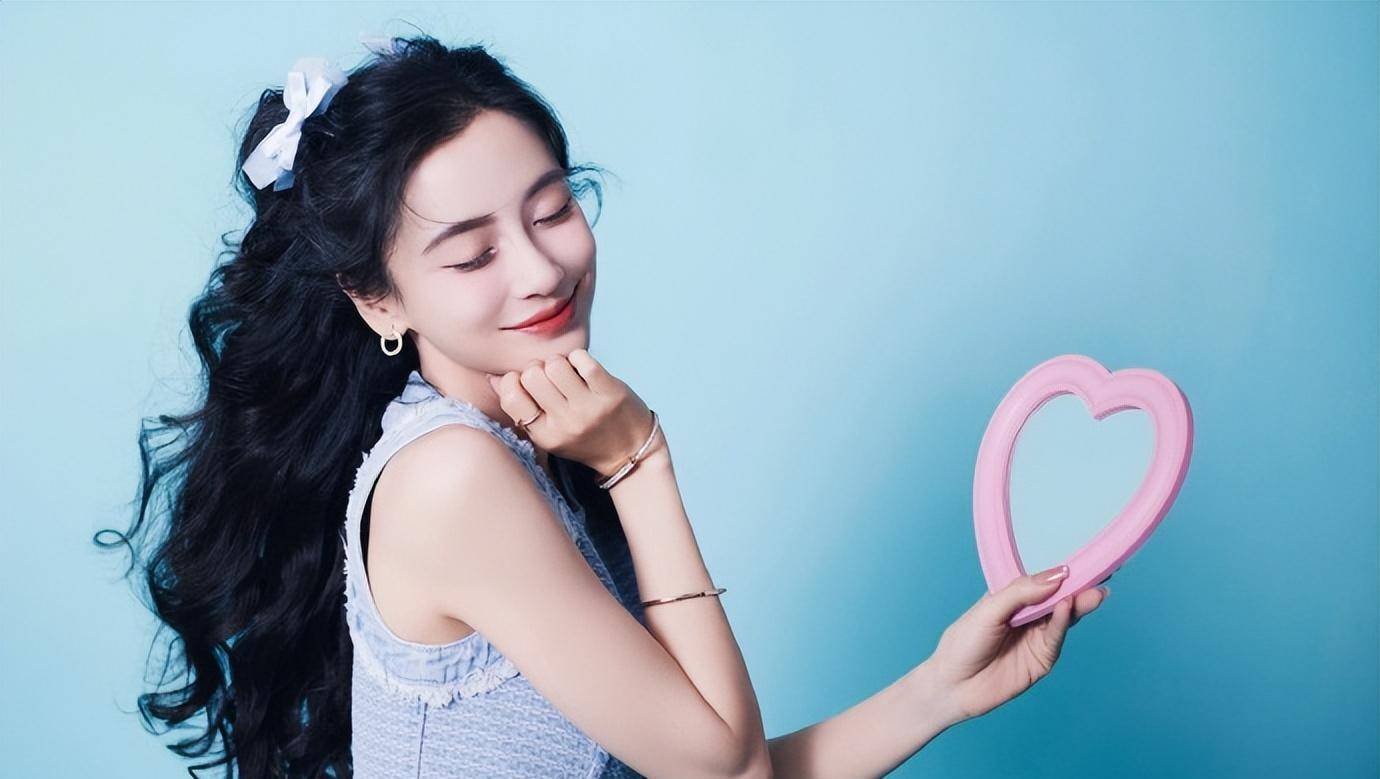 34岁baby状态超赞,穿短裙小白鞋清新甜美,扎双马尾卖萌好少女_杨颖