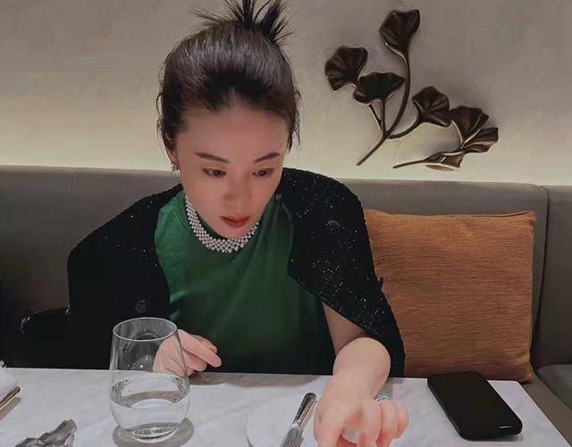 段奕宏娇妻晒精致生活,穿5万元外套吃西餐,网友:乍一看像名媛_王瑾