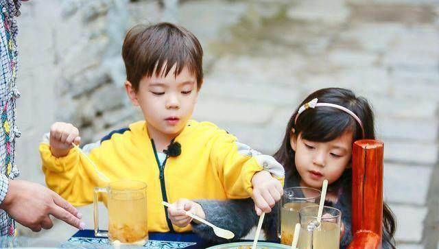 杜江和嗯哼这对父子在节目中的表现实在是太讨人喜欢了.对于