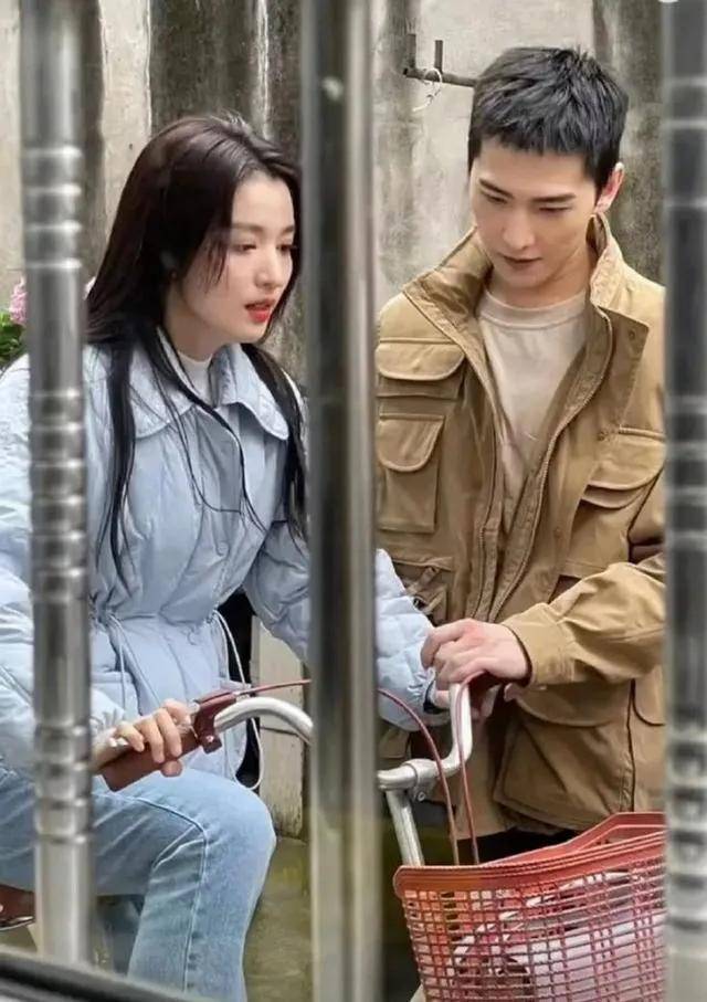 记者问杨洋,在剧中许沁对于男主来讲是个什么样的角色,算是白月光吗?