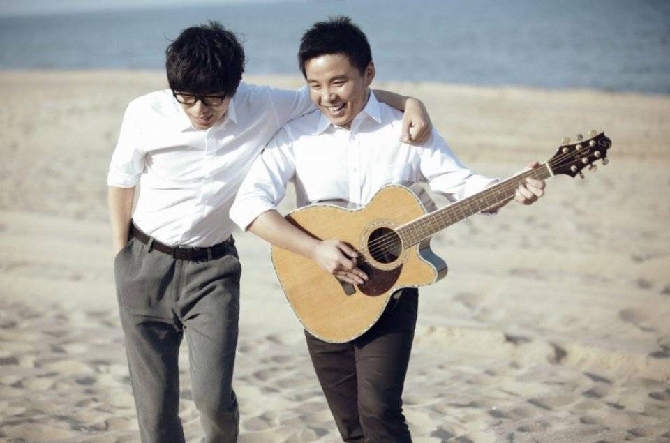 水木年华组合疑似解散?卢庚戌陪新人录歌连轴转,不见老搭档缪杰_音乐_