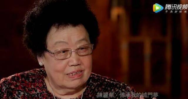 陈丽华吃完饭，家人全都放下筷子站起来搀扶，陈丽华一脸自豪！-陈丽华47岁