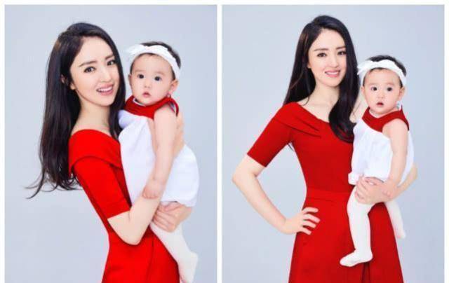 看董璇穿上这么一条红色的裙子,优雅大方,而旁边的宝宝穿着一条白色的