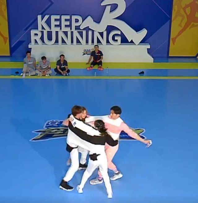 李晨可是大黑牛,绝对的撕名牌高手,所以这几乎就是不可能完成的