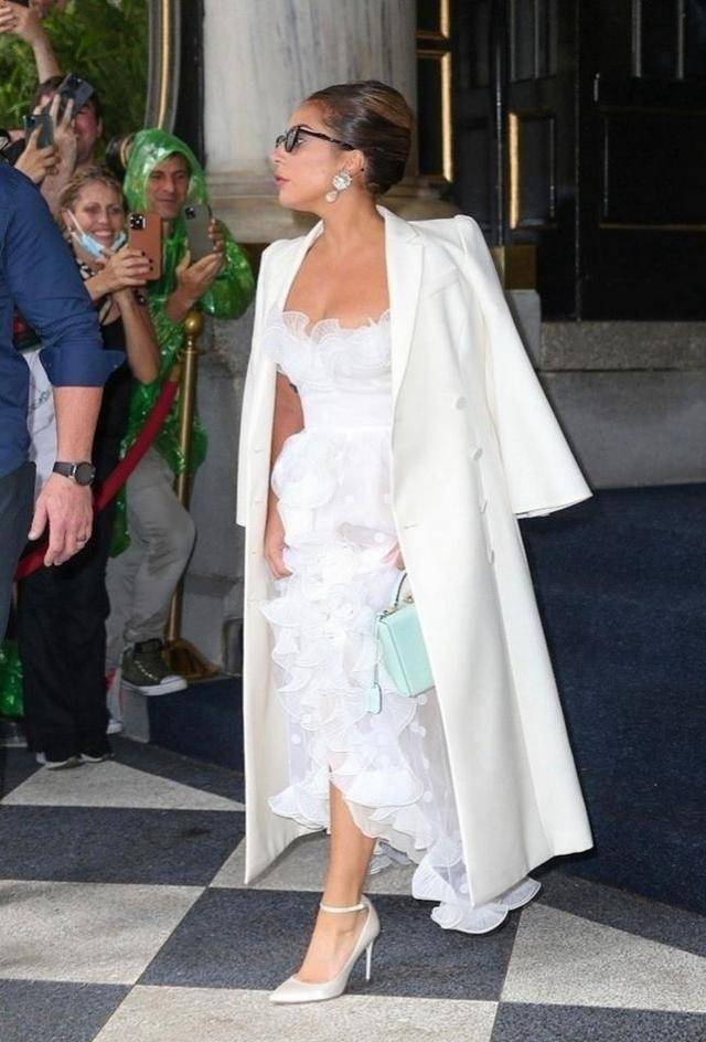 ladygaga当日发生在纽约一家豪华的酒店的大门口,外