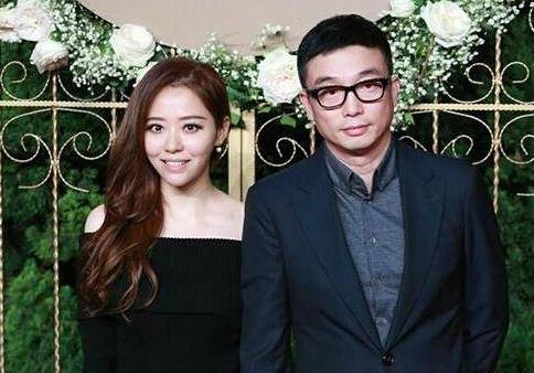 冯轲与张碧晨官宣一起开启新生活,网友替张靓颖打抱不平_事情_首位