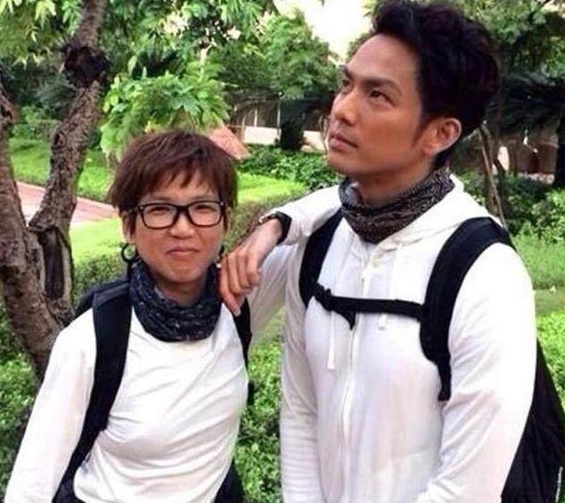 看到钟汉良与妹妹合照后,网友:不说不知道_孩子_气质_父母