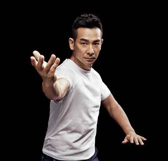 赵文卓晒儿子奇葩头型,网友却赞很酷,9个月就练倒立现功夫了得_赵子龙