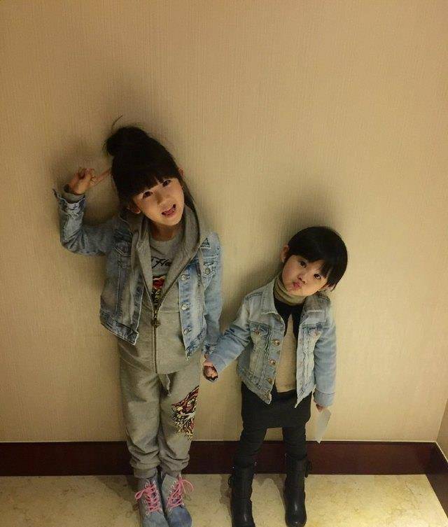 贝儿和小叶子不仅长得像,连穿衣打扮都一样,网友:隔了几年的双胞胎_一