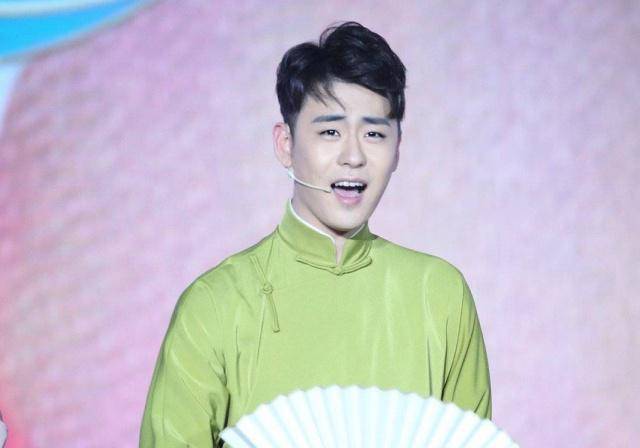 张云雷复出天津首开专场,辗转3城,不惧风波高烧仍拼命_大褂_穿着