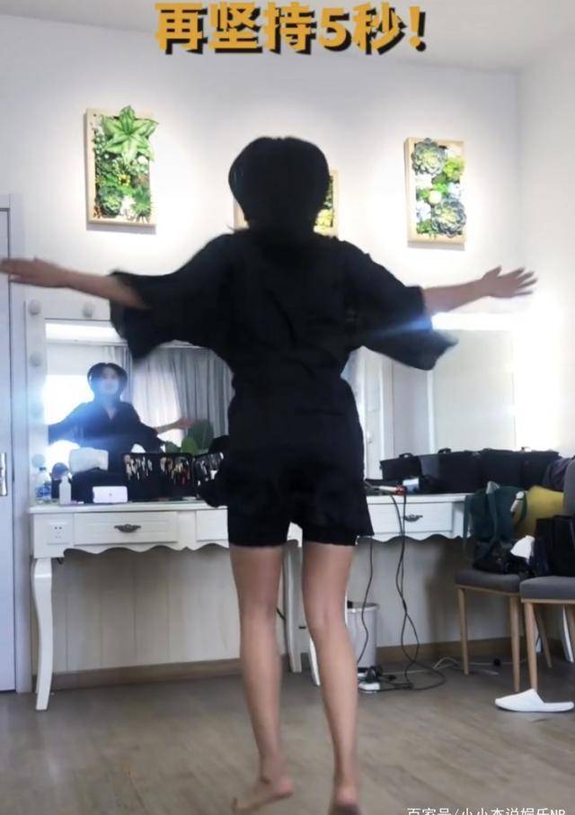 辛芷蕾化妆镜前跳舞,四肢纤细还有蜜桃臀,自我激励显真性情_毅力_身材