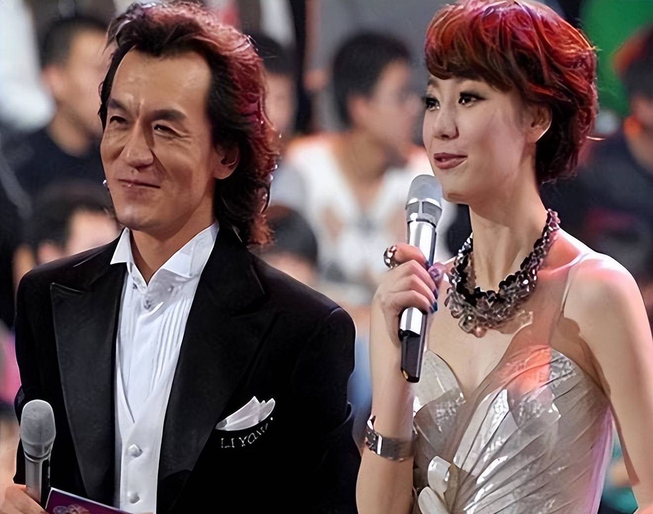 除了《向幸福出发》,王冠还主持了相亲节目《谁能百里挑一》.