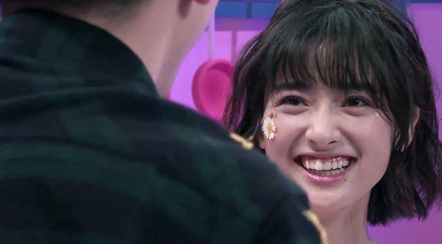 费启鸣贴花瓣一丝不苟,网友都看得心动,沈月表情泄露了她的心思_时候