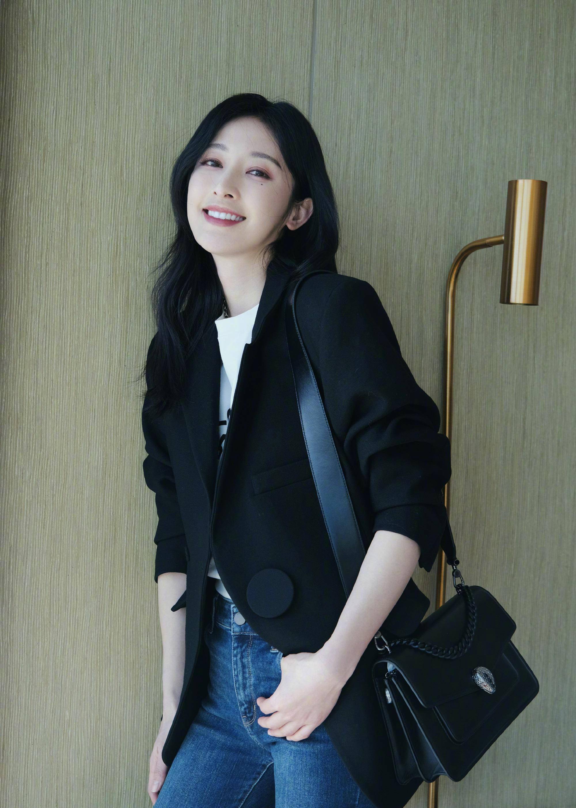 而阔腿裤的设计就是为了让腿不太美的女孩变得更苗条,所以张俪对于