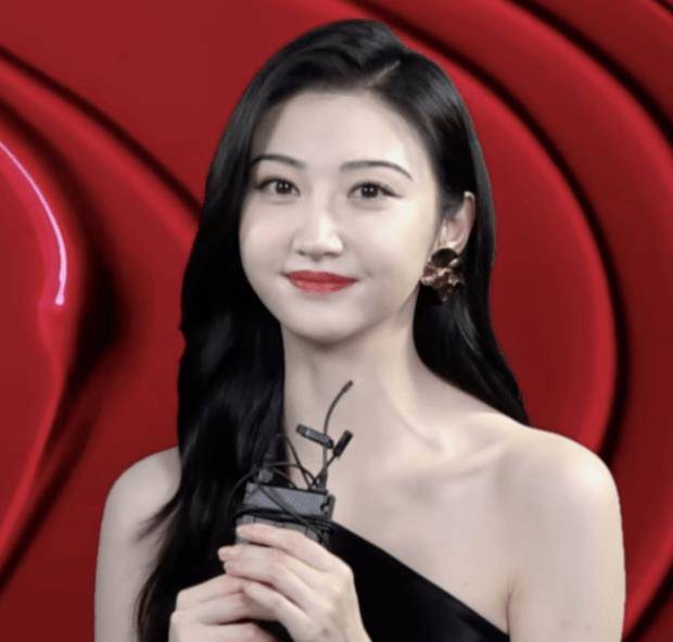 而且侧脸都是精致立体的,的确很招人喜欢这也是让人觉得景甜的状态