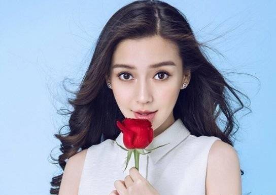 从十八线美模到娱乐圈顶流明星,杨颖的上位之路并不简单,你怎么看?