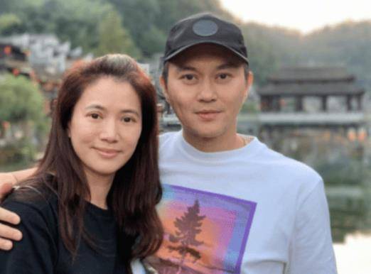 但袁咏仪就是这样的直率,直率,喜欢就是喜欢,讨厌就不会在公众面前