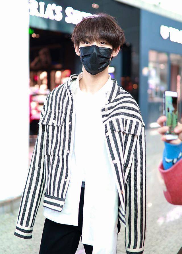 丁程鑫清爽穿搭现身机场,顺毛发型散发呆萌气息_姨母_台风_少年团