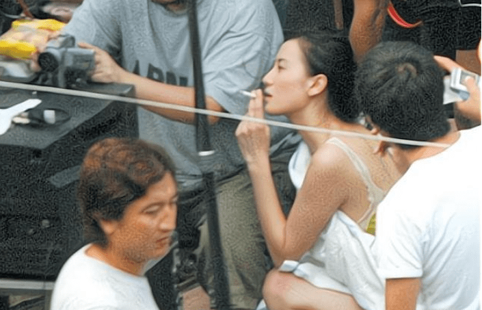 宋佳片场抽烟照曝光,双指夹烟眼神迷离,网友:"一看就是老手"_电影