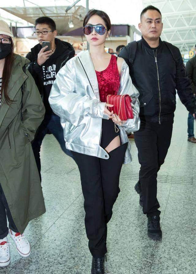 蔡依林现身机场"裤子分离"引人围观,这么浮夸坐飞机会舒服?